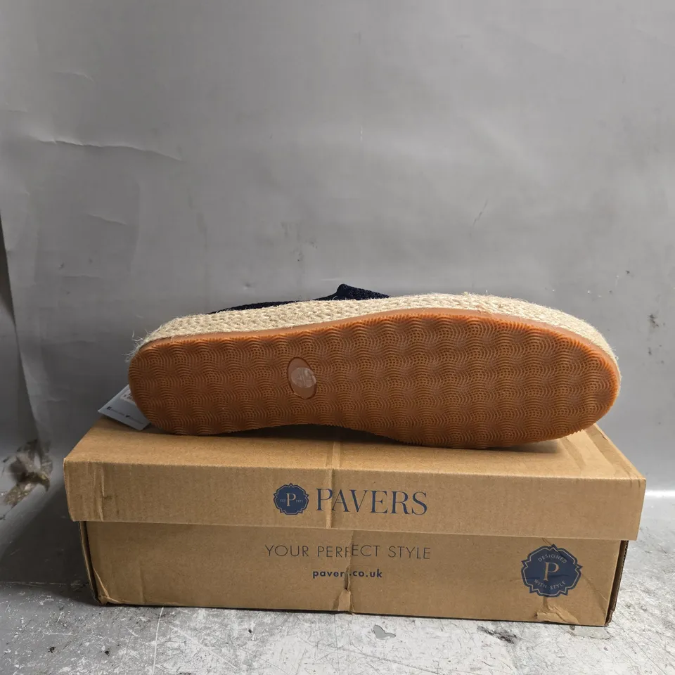 BOXED PAVERS LOATHERS SIZE 7