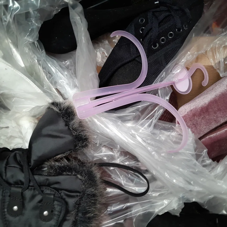 BOX OF APPROXIMATELY 10 ASSORTED PAIRS OF SHOES IN VARIOUS STYLES TO INCLUDE FIORE, LOVE TO LOUNGE, ETC