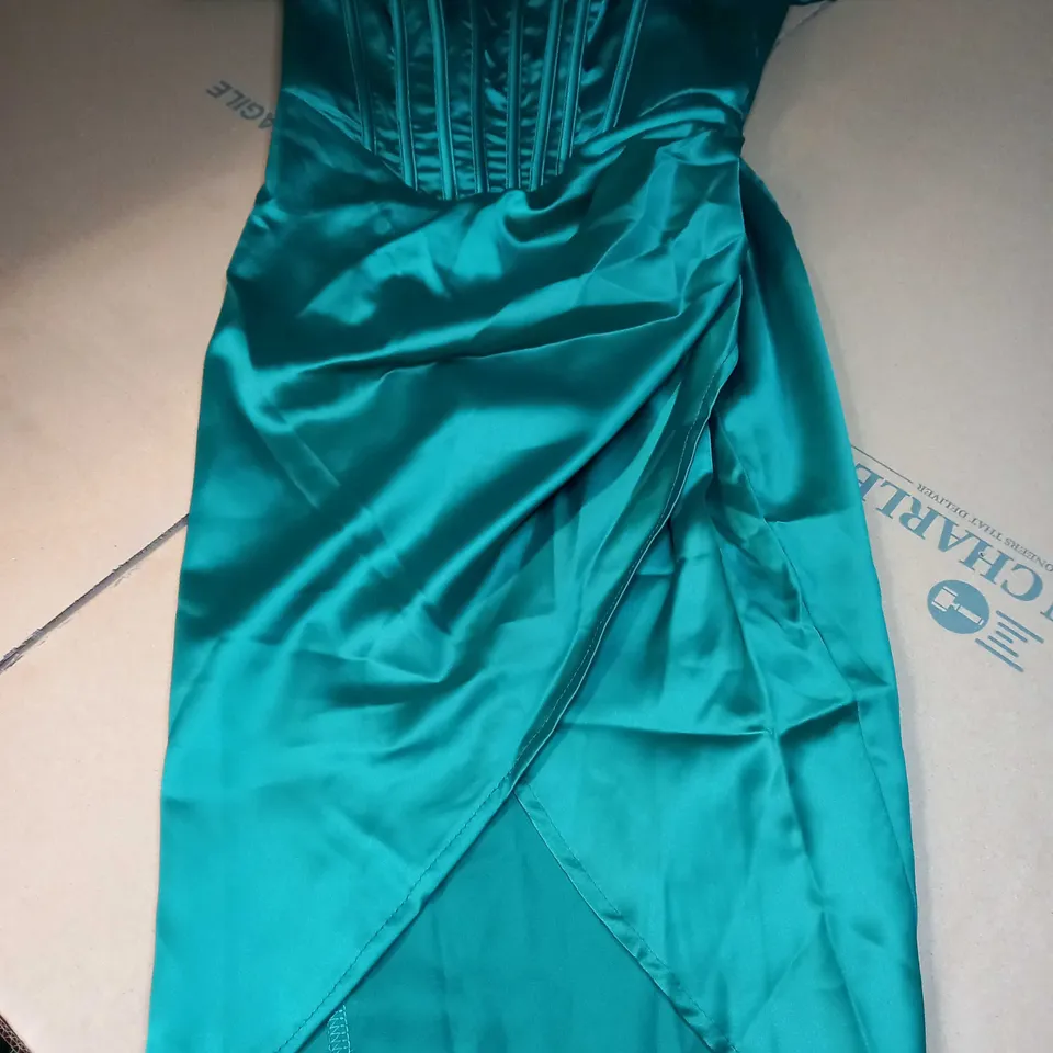 DESIGNER FOREST GREEN SATIN OFF SHOULDER MIDI DRESS - MEDIUM