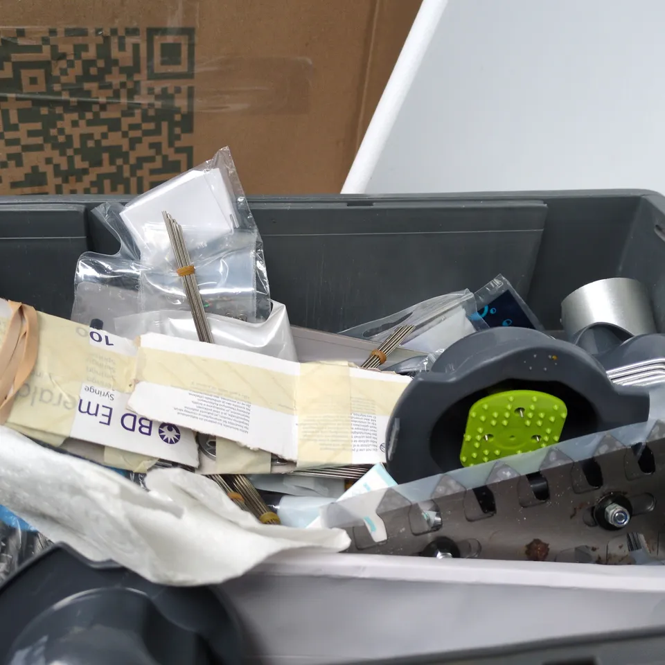 TOTE OF APPROXIMATELY 25 ASSORTED ITEMS TO INCLUDE SPECTRE SAW BLADE, SCISSORS, FISHING TACKLE ETC