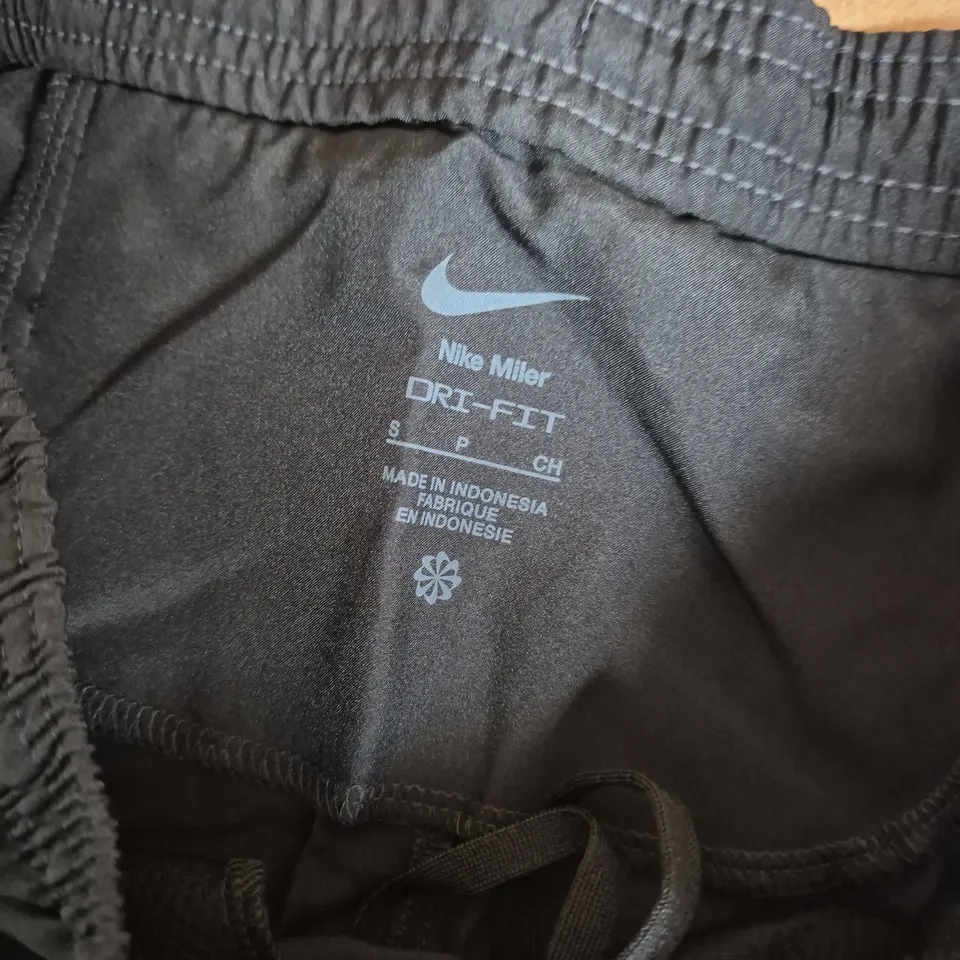 NIKE MILER SHORTS IN BLACK - SMALL