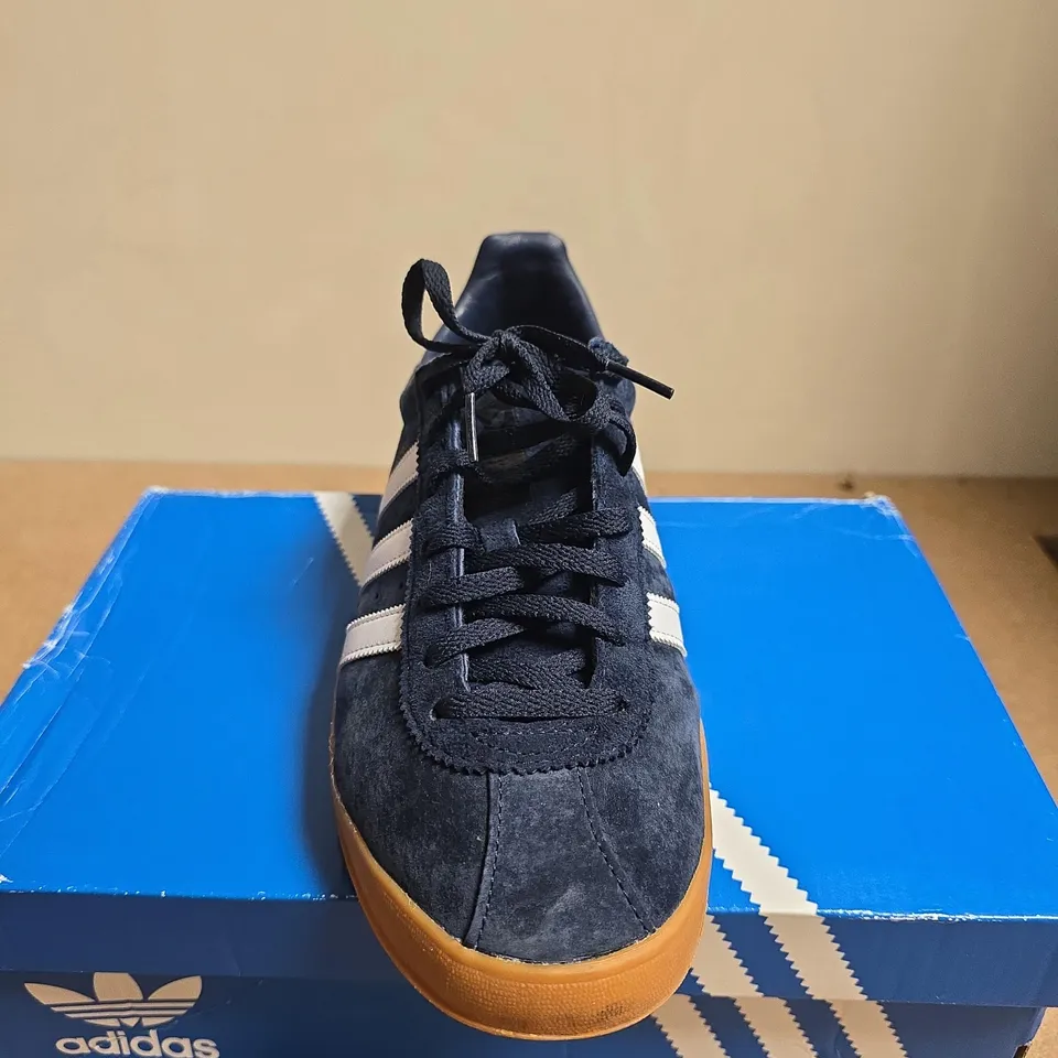BOXED PAIR OF ADIDAS BROOMFIELD NAVY SUEDE SNEAKERS – UK SIZE 8.5 