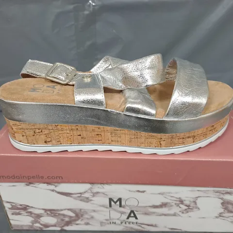 BOXED MODA IN PELLE ROMANI LEATHER SANDALS IN SILVER COLOUR - SIZE 39