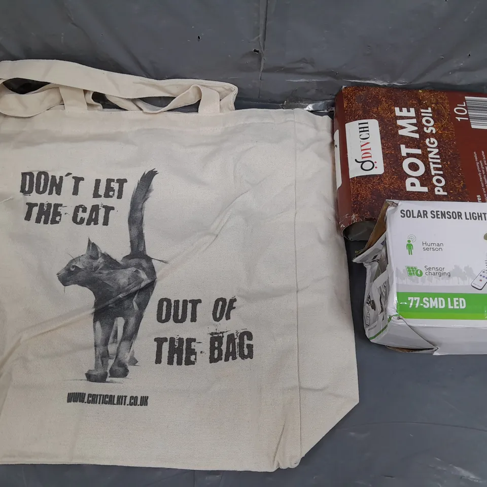 APROXIMATELY 15 ASSORTED HOUSEHOLD ITEMS TO INCLUDE TOTE BAGS , DECOY LIGHTS , ETC 