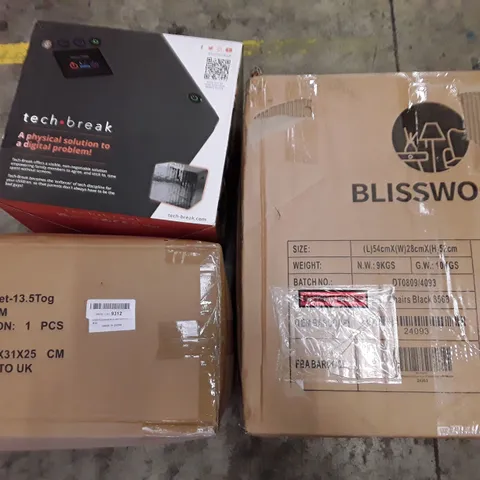 PALLET OF ASSORTED HOUSEHOLD ITEMS TO INCLUDE 220X260 13.5 TOG DUVET, OFFICE CHAIR AND XMAS TREES
