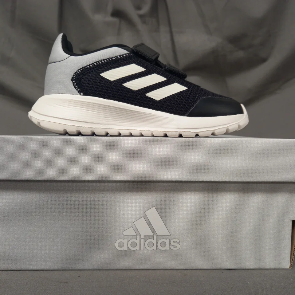 BOXED PAIR OF ADIDAS TENSAUR RUN 2.0 KIDS SHOES IN BLACK/WHITE UK SIZE 6
