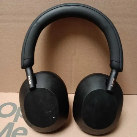 SONY XM5 HEADPHONES IN BLACK
