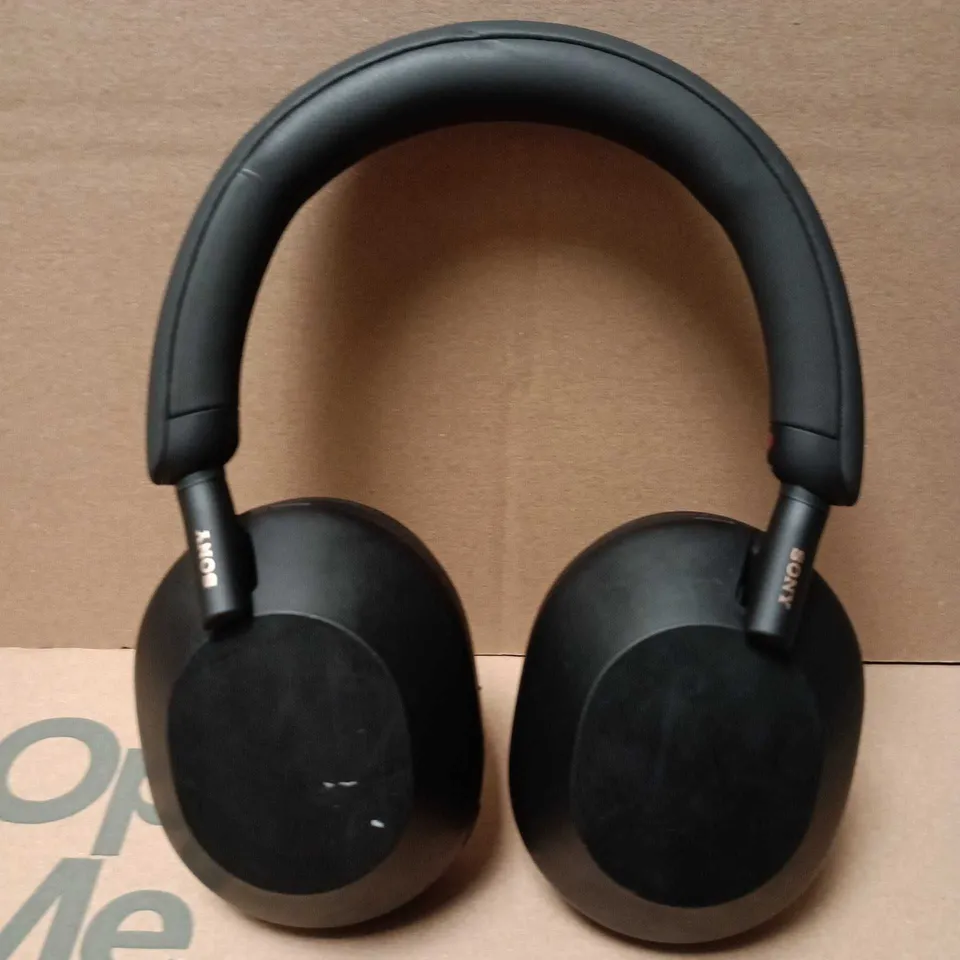 SONY XM5 HEADPHONES IN BLACK