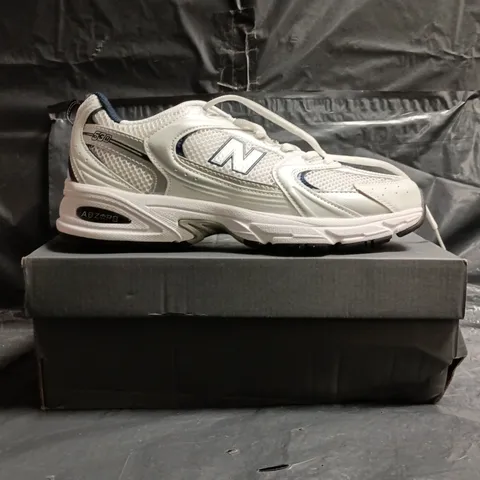 BOXED PAIR OF NEW BALANCE 530 TRAINERS IN WHITE/SILVER/NAVY SIZE UK 10