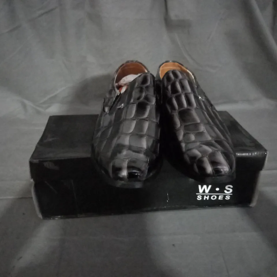 APPROXIMATELY 12 BOXED PAIR OF LOAFERS IN VARIOUS SIZES 