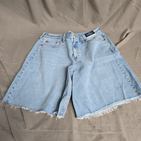 ABERCROMBIE & FITCH MID RISE CURVE LOVE FRAYED HEM JORT IN LIGHT BLUE SIZE 31