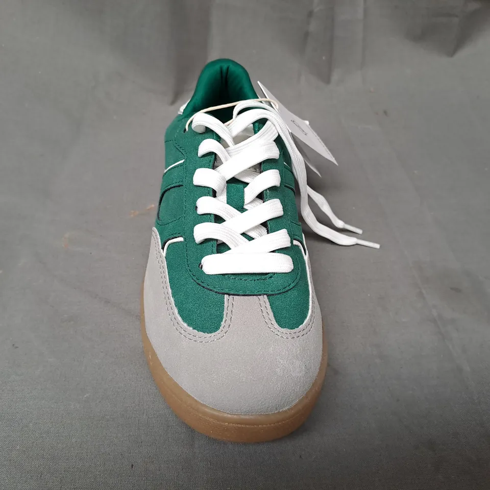 PAIR OF STRADIVARIUS SHOES IN GREEN/WHITE UK SIZE 4