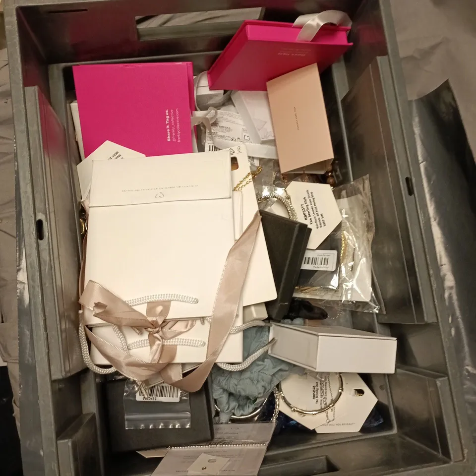 BOX OF APPROXIMATELY 25 ASSORTED JEWELRY ITEMS TO INCLUDE:THANKYOU PIN AND DIAMONIQUE EARRINGS 