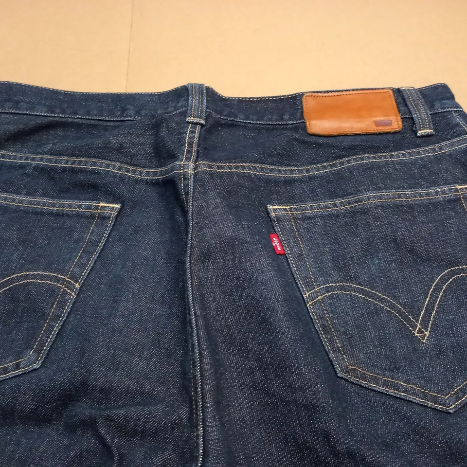 LEVIS RELAXED STRAIGHT JEANS - W36 L34
