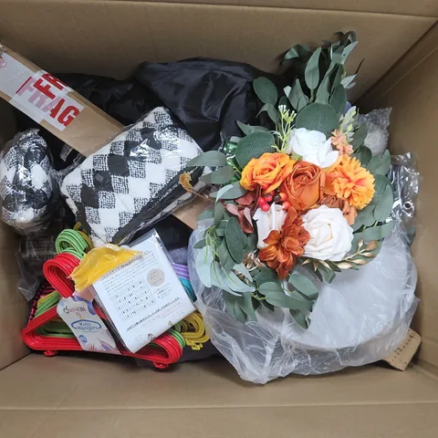 BOX OF APPROXIMATELY 15 ASSORTED HOUSEHOLD ITEMS TO INCLUDE ARTIFICIAL FLOWERS, HANGERS AND TEA TOWELS