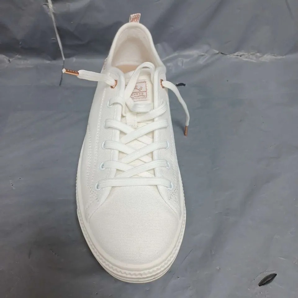 BOB'S FROM SKECHERS MEMORY FOAM PUMPS WHITE SIZE 7