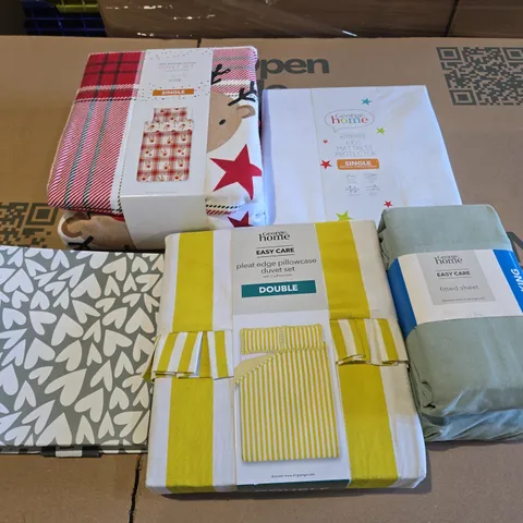 BOX OF APPROXIMATELY 10 ASSORTED BEDDING AND SOFT FURNISHING  ITEMS TO INCLUDE - PLEAT EDGE PILLOWCASE DUVET SET DOUBLE , DUVET SET SINGLE ETC