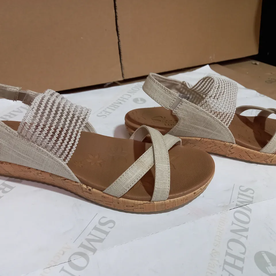 SKETCHERS WITH LUXE FOAM CREAM ELASTIC SANDLES IN SIZE 10