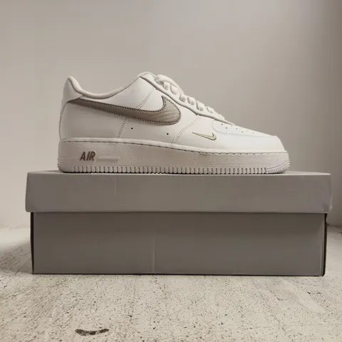 BOXED PAIR OF NIKE AIR FORCE 1 '07 TRAINERS IN WHITE/GREY SIZE UK 8.5