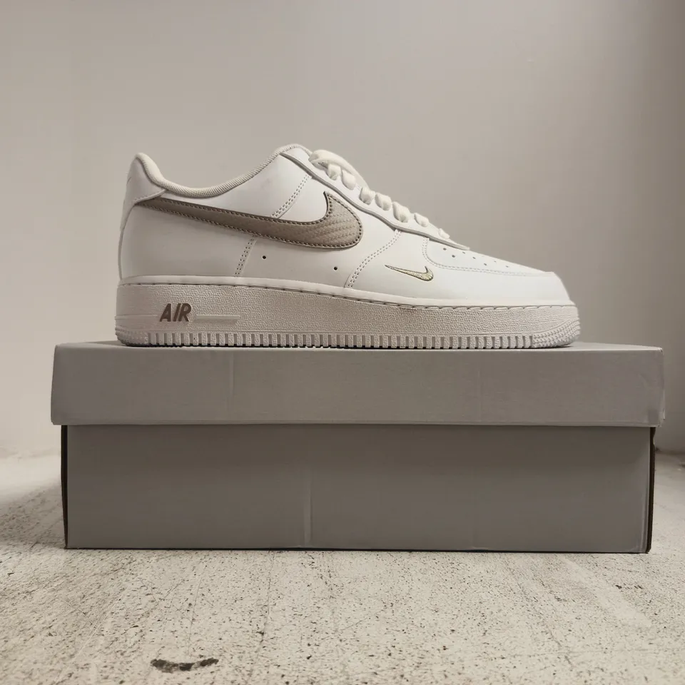 BOXED PAIR OF NIKE AIR FORCE 1 '07 TRAINERS IN WHITE/GREY SIZE UK 8.5