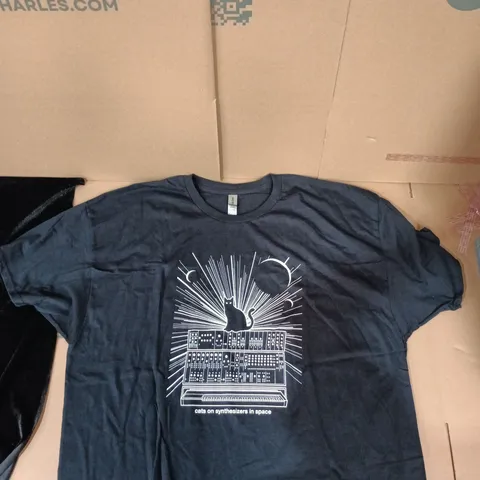 Gildan Heavy Cotton T-shirt – Navy with cats on synthesizers in space print