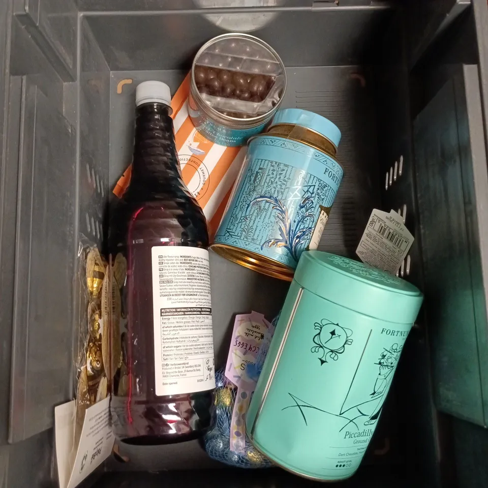 APPROXIMATELY 12 ASSORTED FOOD AND DRINKS ITEMS TO INCLUDE - CLOTTED CREAM FUDGE, SWEETBIRD BLUEBERRY SYRUP, CHIPOTLE SMOKED CHILI JAM ETC 