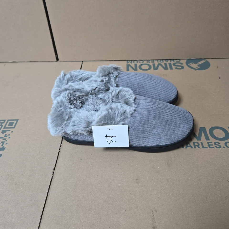 BOX OF APPROXIMATELY 18 X GREY SLIPPERS, SIZE 3 - 4 