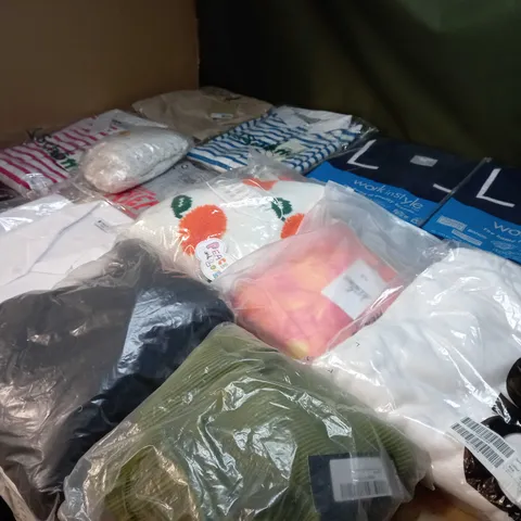 LOT OF APPROX 20 ASSORTED CLOTHING ITEMS VARYING IN SIZE/COLOUR/STYLE TO INCLUDE: TROUSERS, SKIRTS, TOPS