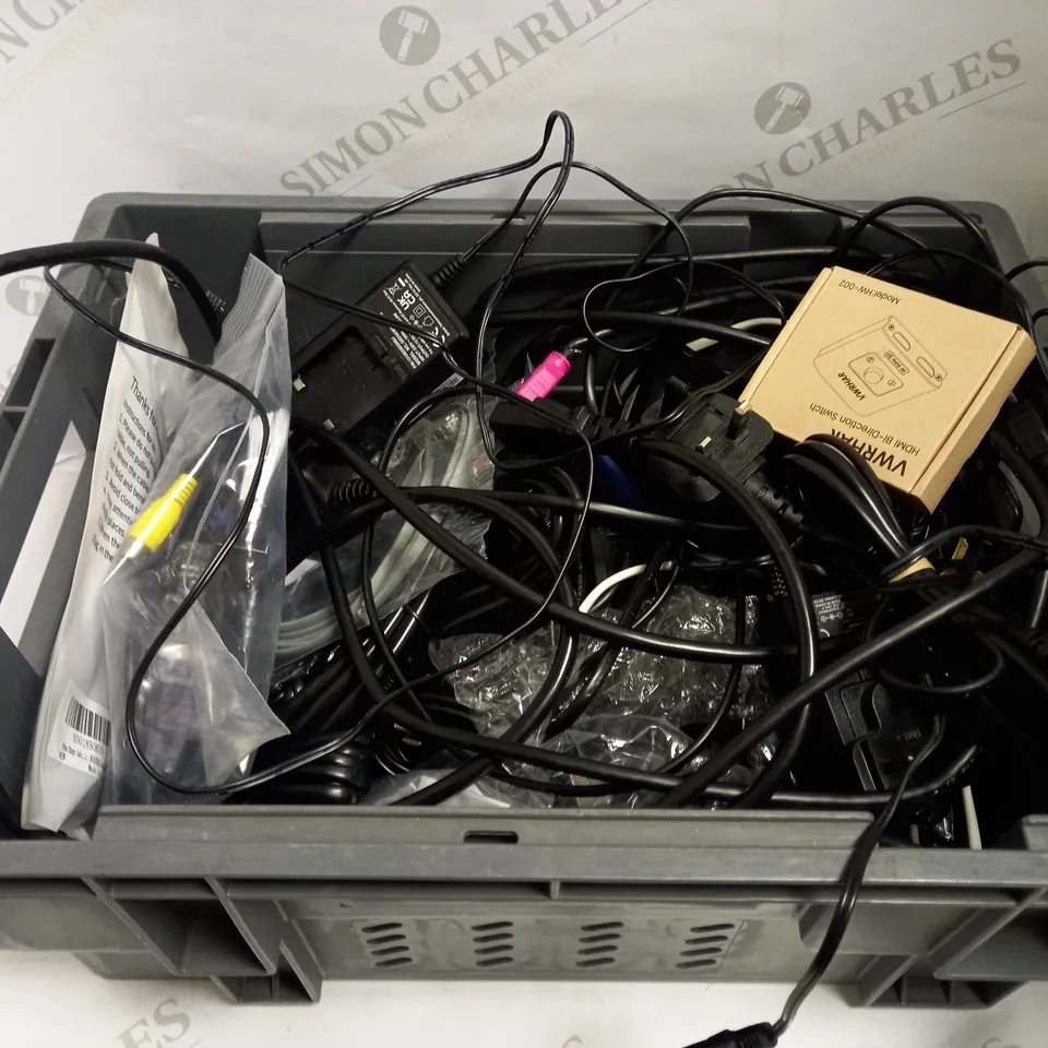 LARGE QUANTITY OF ELECTRICALS & ELECTRICAL CABLES OF VARIOUS TYPES TO INCLUDE HDMI CABLES, HDMI BI-DIRECTION SWTCH, USB CHARGING CABLE, ETC
