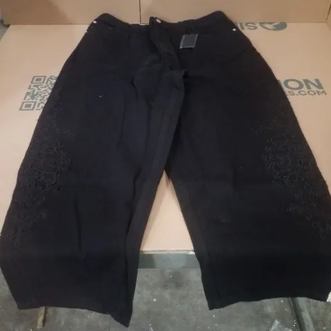 BOX CONTAINING APPROXIMATELY 16 BRAND NEW SIMPLY BE BLACK BARREL JEANS - SIZE 18R