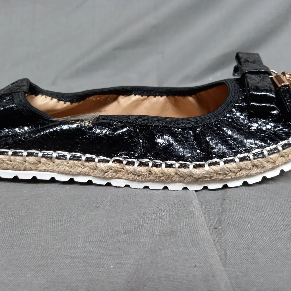 BOX OF APPROXIMATELY 10 PAIRS OF APPLE FOOTWEAR SHOES IN BLACK - VARIOUS SIZES 