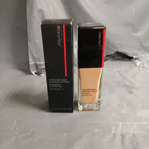 BOXED SHISEIDO SYNCHROSKIN RADIANT LIFTING FOUNDATION IN 350 MAPLE 30ML