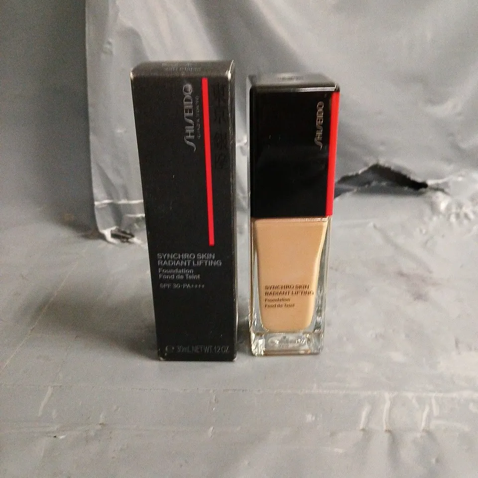 BOXED SHISEIDO SYNCHROSKIN RADIANT LIFTING FOUNDATION IN 350 MAPLE 30ML