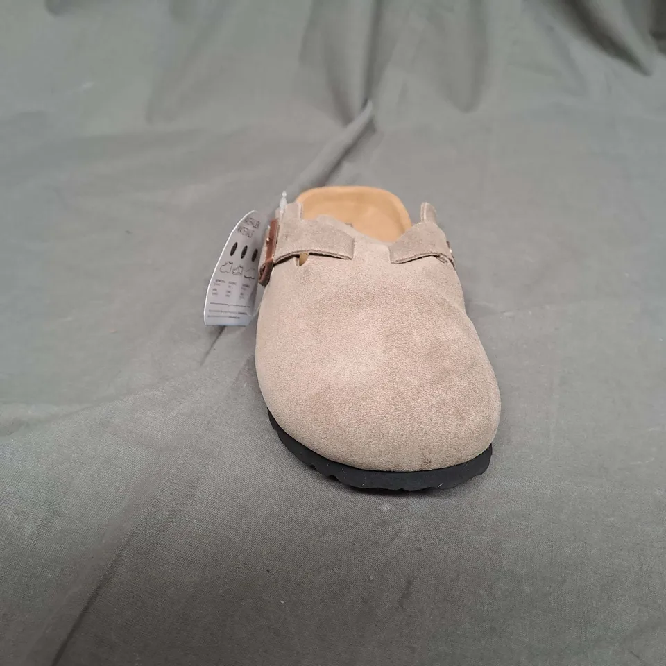 PAIR OF BIRKENSTOCKS BOSTONS SANDALS IN BEIGE SIZE 38