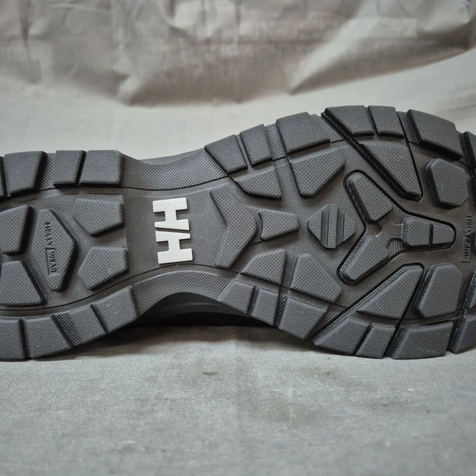 BOXED PAIR OF HELLY HANSEN CASCADE MID ANKLE BOOTS IN BLACK UK SIZE 10