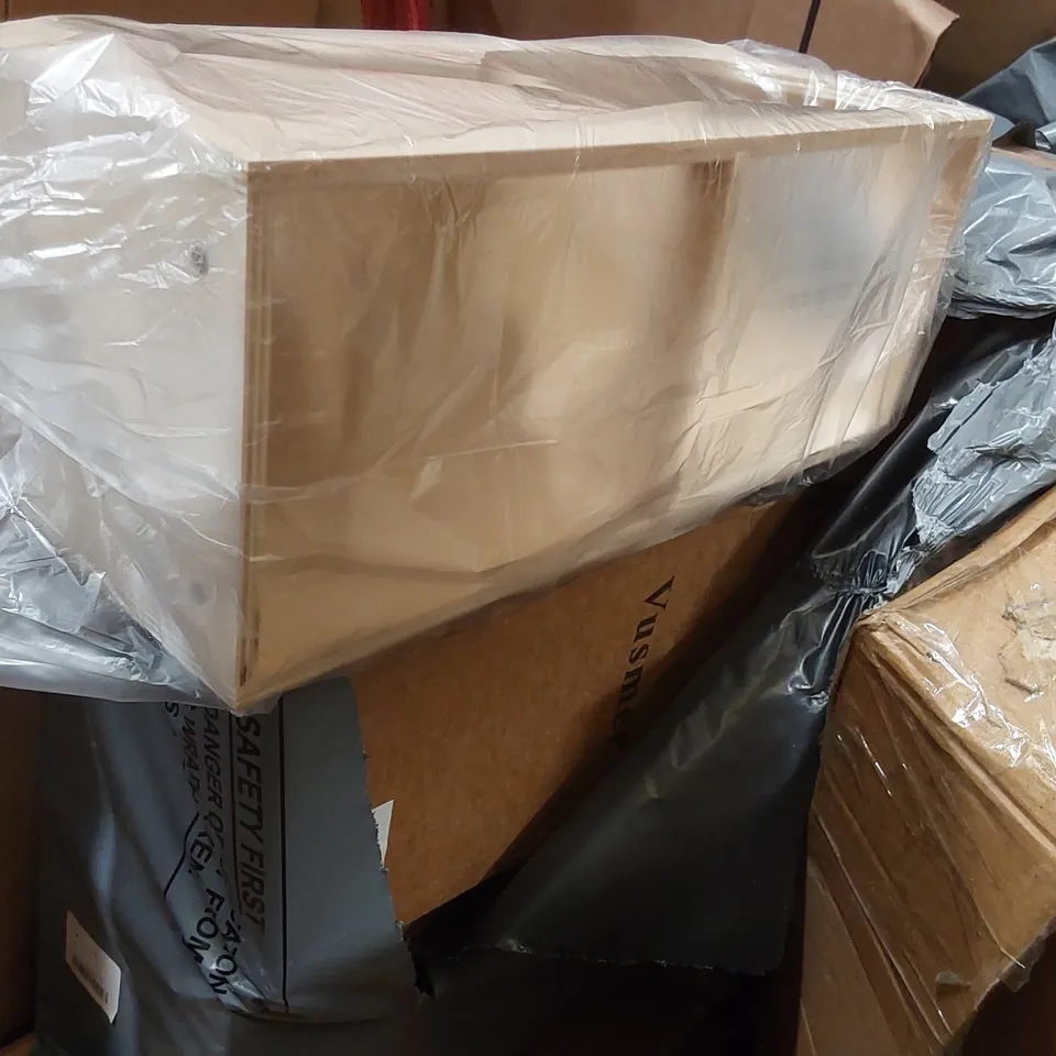 PALLET OF ASSORTED ITEMS INCLUDING: BED FRAME, MOUSE HOUSES, MOBILITY STEP STOOL, BICYCLE LUGGAGE RACK ECT