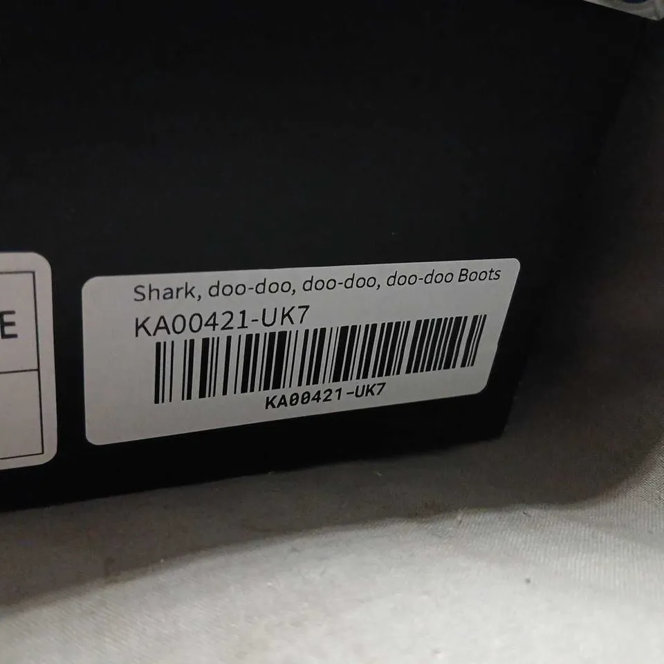 KOI SHARK DOO-DOO – GREY SUEDE KNEE-HIGH BOOTS WITH RED ZIGZAG TOP TRIM, UK4