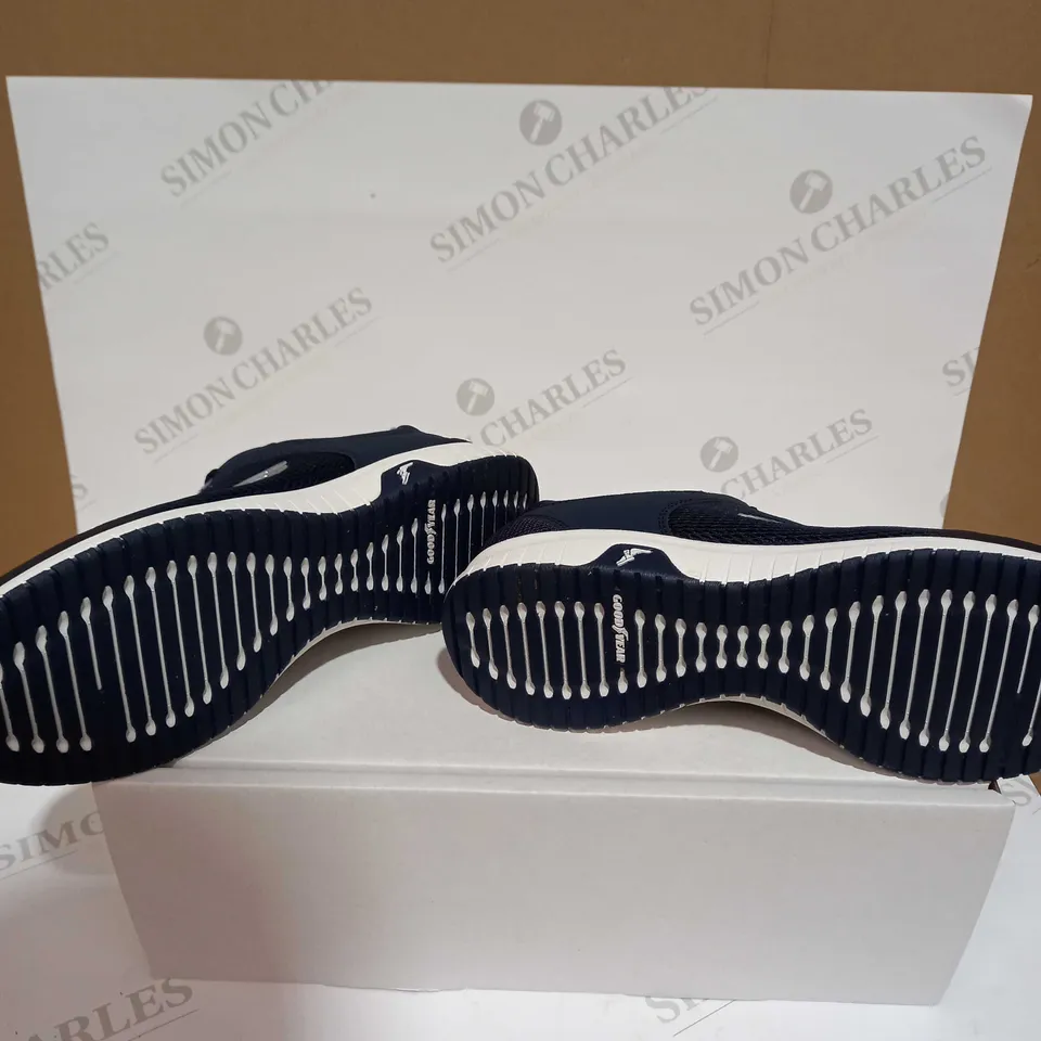 SKETCHER ULTRA FLEX LACE TRAINER NAVY - SIZE 5.5 