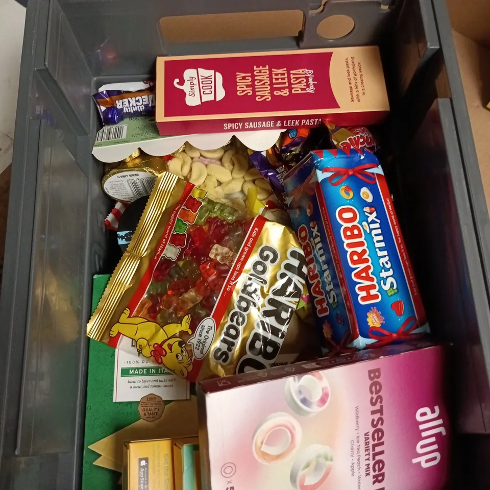 APPROXIMATELY 12 ASSORTED FOOD AND DRINKS ITEMS TO INCLUDE - LINDT MINI EGGS, HARIBO MARSHMELLOWS, SIMPLY COOK RECIPE KIT ETC 