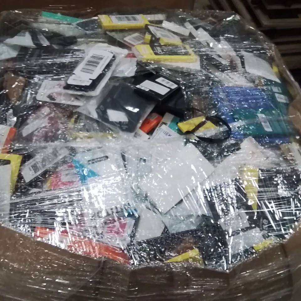 PALLET CONTAINING A LARGE QUANTITY OF PHONE CASES 