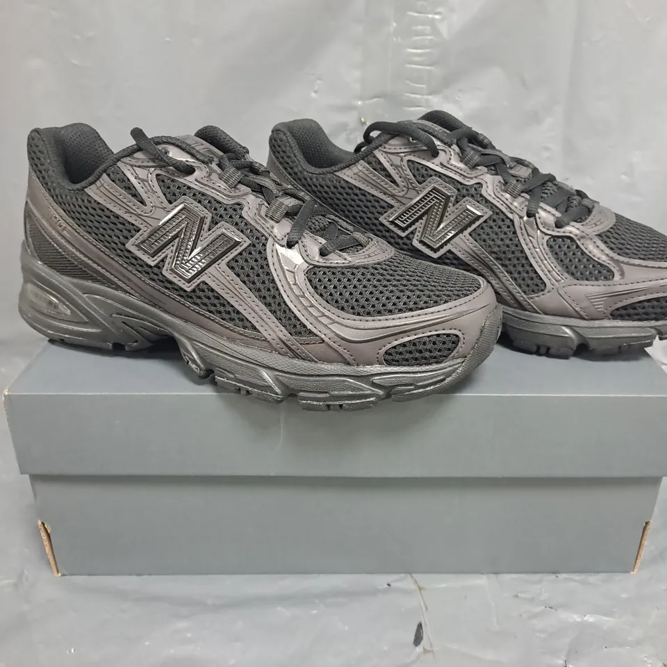 BOXED PAIR OF NEW BALANCE TRAINERS IN BLACK SIZE UK 5