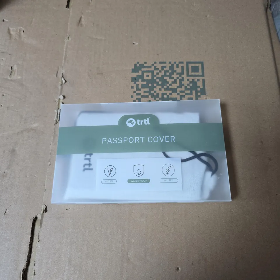 BOX OF APPROXIMATELY 15 ASSORTED HOUSEHOLD ITEMS INCLUDING YOGA BLOCKS , PASSPORT COVER AND TRAVEL PILLOW 