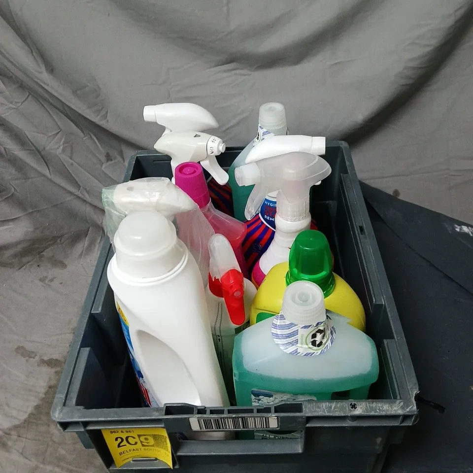 APPROXIMATELY 10 ASSORTED ITEMS TO INCLUDE CIF, PINK STUFF, MIRACLE GRO ETC