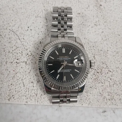 SEIKO STAINLESS STEEL WRISTWATCH WITH DATE, BLACK DIAL