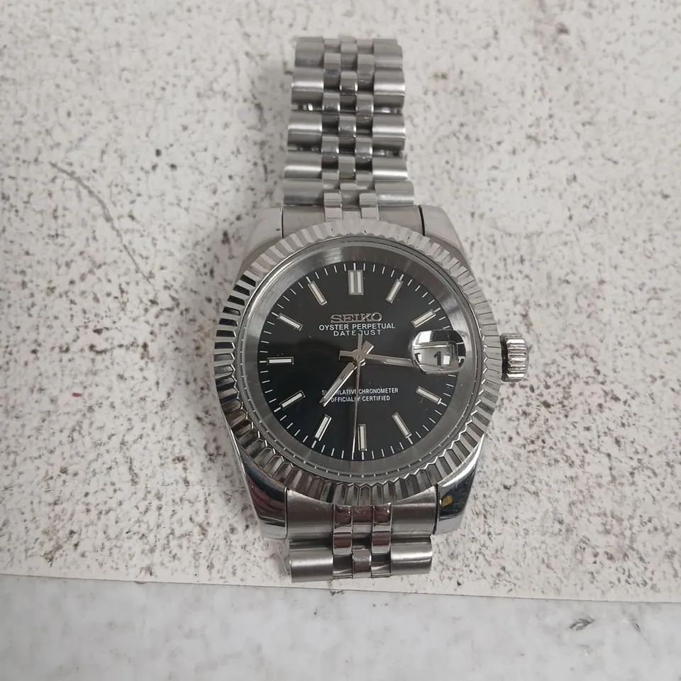 SEIKO STAINLESS STEEL WRISTWATCH WITH DATE, BLACK DIAL