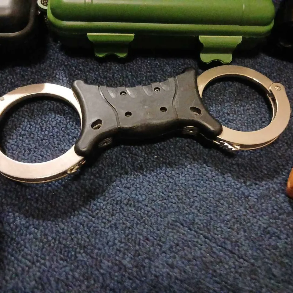 ASSORTED HUNTING ACCESSORIES TO INCLUDE; LED TORCH WITH CASE & ACCESSORIES AND CATAPULTS