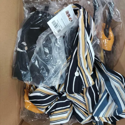 APPROXIMATELY 8 ASSORTED WOMENS CLOTHING ITEMS IN VARIOUS SIZES & STYLES
