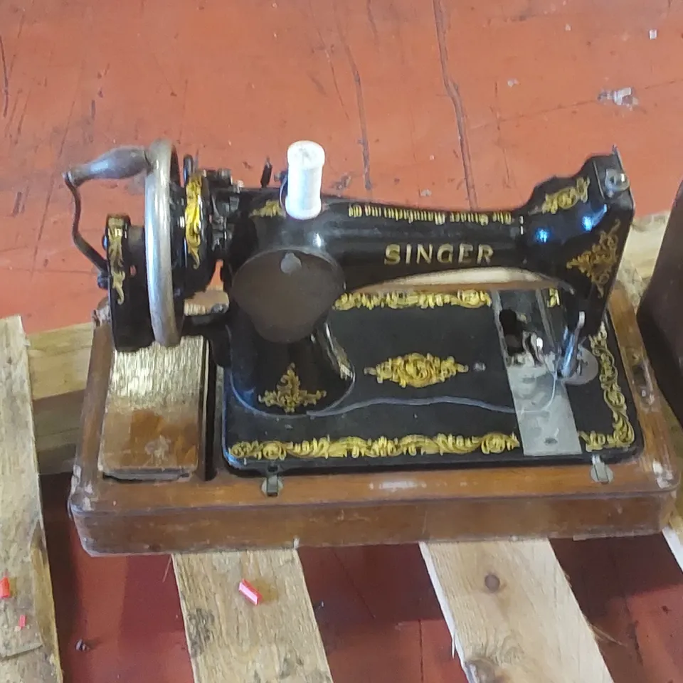 VINTAGE SINGER HAND CRANK SEWING MACHINE