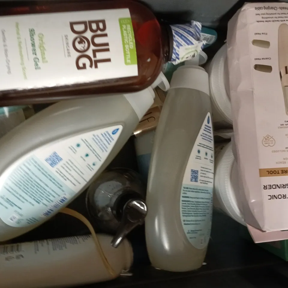 APPROXIMATELY 18 ASSORTED COSMETIC ITEMS TO INCLUDE AVEENO, NO7, ETC - COLLECTION ONLY