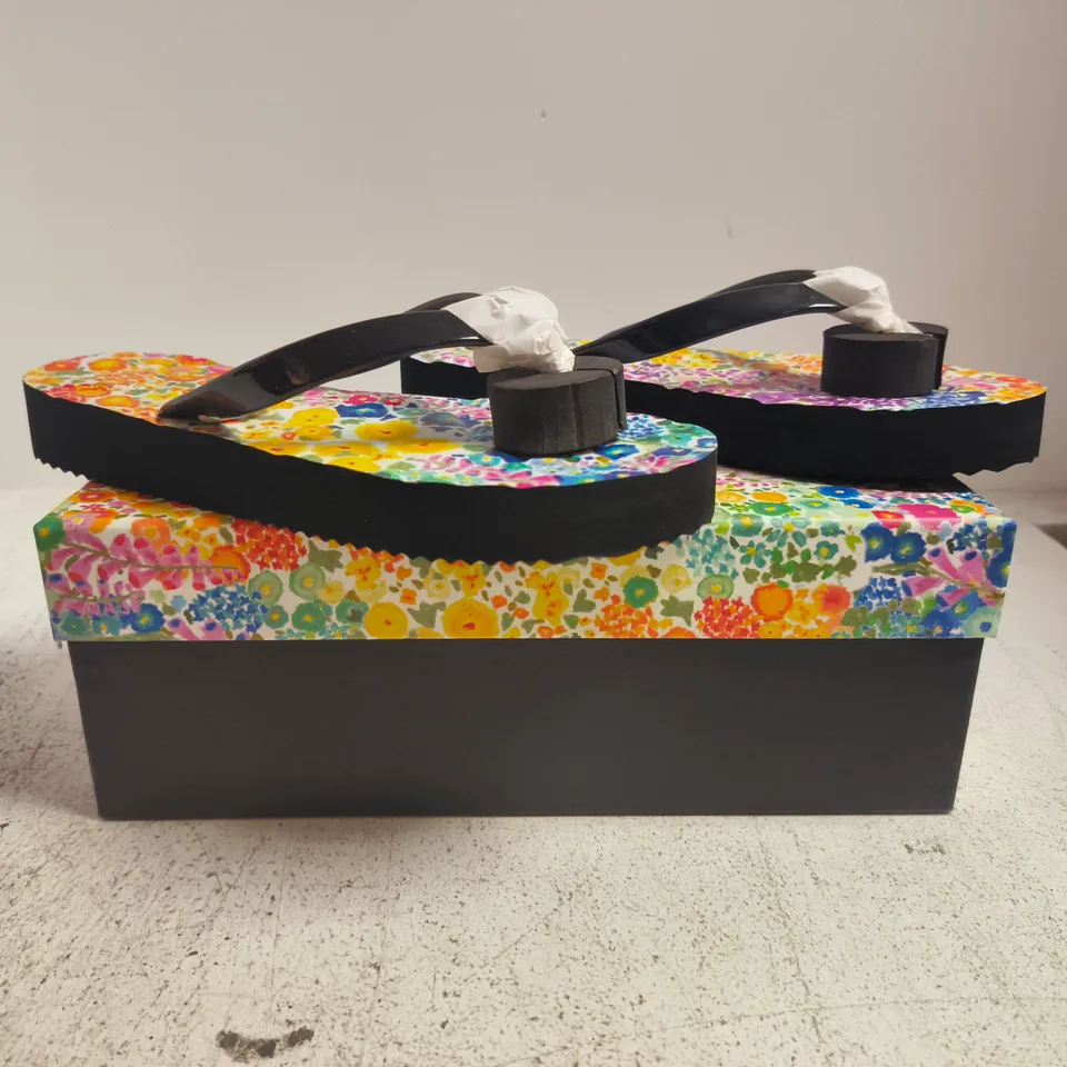 BOXED PAIR OF KURT GEIGER FLORAL COUTURE TOE-POST SANDALS IN MULTICOLOUR FLORAL PATTERN SIZE EU 38